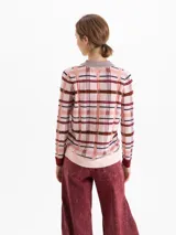 Cardigan de tejido de punto con diseño de cuadros en tonos rosados, rojos y blancos. Presenta cuello en V, cierre frontal con botones forrados y detalles de hilado metálico en la cartera. De corte recto y mangas largas.