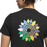 Remera negra de corte clásico con logo Adidas Skateboarding en el pecho, con diseño de tres hojas de trébol en colores azul, amarillo y verde.