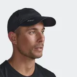 Gorra deportiva 2XU de 6 paneles, color negro, confeccionada en tejido ligero de secado rápido. Presenta ala semicurvada, paneles laterales de malla para ventilación, banda interna absorbente y cierre posterior de velcro ajustable con detalle de silicona. Incluye logo de la marca estampado en el panel frontal.