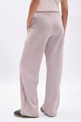 Pantalón deportivo ancho color beige con efecto lavado, de corte recto y tiro alto.