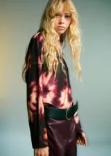 Blusa de cuello alto y manga larga con diseño recto y estampado tie-dye en tonos oscuros. Cuenta con cierre de botones en la parte posterior.