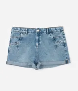 Short mom de jean color celeste con tiro alto, trabillas en la cintura y dobladillo revuelto en las piernas.