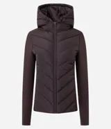 Campera acolchada Marfinno color marrón oscuro con matelassé en V, capucha con cordón ajustable y cierre frontal con cremallera. Cuenta con mangas y laterales de tejido liso y flexible.