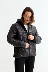 Campera puffer negra con capucha, cierre frontal y diseño acolchado horizontal.