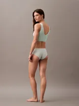 Bralette Calvin Klein color celeste, de microfibra sin costuras, con copas sin relleno y tirantes no ajustables.