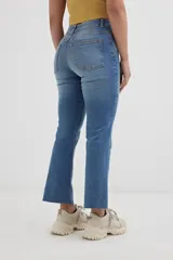 Pantalón de jean de tiro alto, corte ajustado en la cadera y muslos, y acampanado desde la rodilla. Color celeste claro con lavado parejo y terminación desflecada en el ruedo.