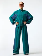 Pantalón ancho de microfibra, de corte holgado estilo retro vintage, en color verde oscuro con franjas laterales en contraste de color azul.