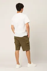 Bermuda cargo color verde oliva, de gabardina con lycra, corte a la rodilla y bolsillos laterales con fuelle y tapa.