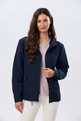 Campera liviana con capucha, de corte clásico, color beige, con bolsillos laterales con solapa y cierre frontal.