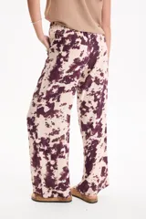 Pantalón de viscosa con estampado animal print tipo cebra, corte recto y cintura elastizada.