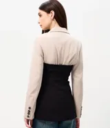 Blusa strapless negra confeccionada en bengalina con viscosa, con botones frontales y diseño estructurado de sastrería.