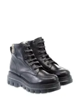 Borcego de cuero negro con cordones, suela track de goma y detalle acolchado en color verde oliva en la parte superior del tobillo.