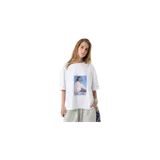 Remera blanca oversize Eme Studios de manga corta, con estampa fotográfica en el centro del pecho.