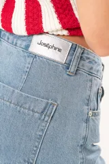 Bermuda de jean celeste, de tiro medio, con bolsillos delanteros y traseros.