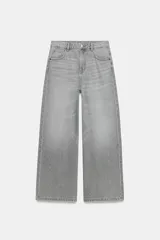 Jeans wide leg de tiro alto color gris, confeccionados en denim, con diseño de cinco bolsillos y cierre frontal con cremallera y botón metálico.