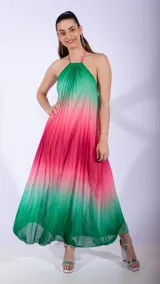 Vestido largo de fiesta con escote halter y falda plisada con degradé de verde a rosa.