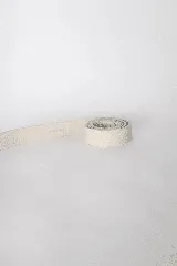 Cinturón de cuero color camel, tipo lazo simple, sin costuras ni agujeros, con punta afilada.