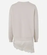 Buzo de algodón con felpa, corte oversized, cuello redondo y mangas largas. Presenta un detalle de encaje aplicado en el ruedo, aportando un contraste femenino y sofisticado.