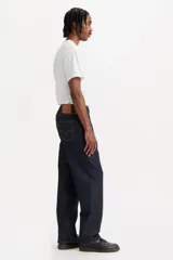 Pantalón de jean Levi's modelo 568 Loose Straight, de corte recto y holgado, en color azul oscuro con costuras en contraste.