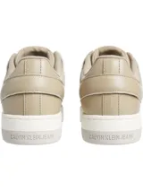 Zapatillas urbanas Calvin Klein Jeans color beige, de cuero sintético con logo CK en relieve en el lateral, cordones blancos y suela blanca de goma.