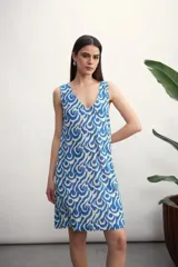 Vestido corto sin mangas con estampado de ondas en color azul y blanco, escote en V.