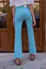 Pantalón jean de tiro medio/alto color celeste, de corte recto y terminación desflecada.