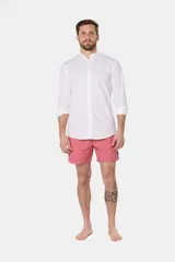 Short de baño negro liso, con cintura elástica y cordón regulable, dos bolsillos laterales y suspensor de malla fina.