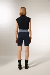 Short de calce alto, color azul marino con lurex dorado y cintura elástica gris.