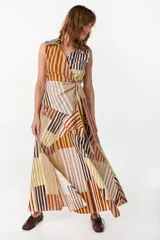 Falda midi de algodón, con diseño geométrico de paneles con rayas verticales en tonos marrón, celeste, blanco y negro. Presenta pretina elastizada en la parte trasera y silueta evasé.