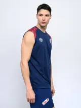 Musculosa de entrenamiento azul con detalles estampados en hombros y logo del Club Nacional de Football en el pecho.