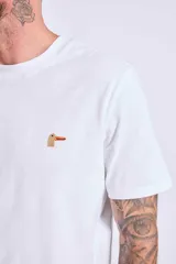 Remera azul marino de algodón con cuello redondo y manga corta. Presenta un pequeño bordado de un pájaro en el área del pecho.