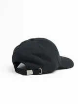 Gorro con visera color beige, con logo bordado de una montaña en el frente.