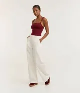 Top cropped de poliamida con escote recto y breteles finos, de diseño ajustado al cuerpo.