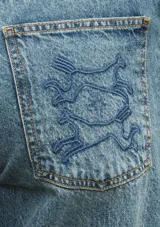 Jean de corte balloon en color gris oscuro, de tiro medio-alto y pierna ancha. Presenta bolsillos traseros appliquÃ© en denim azul oscuro con detalles bordados.