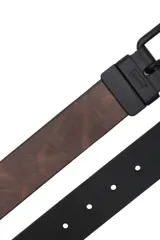 Cinturón reversible de cuero sintético en color marrón con efecto desgastado, cuenta con hebilla metálica en color negro mate y pasador con logo de la marca grabado.