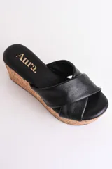 Sandalia color beige con plataforma de corcho y tiras cruzadas de cuero.