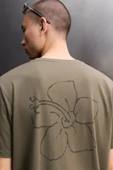 Remera Zara Athleticz de corte relaxed fit, confeccionada en tejido técnico fluido y ligero, en color verde militar. Presenta cuello redondo, manga corta y pequeño estampado a contraste en el pecho.