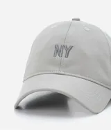 Gorra negra de sarga de algodón, con visera curva y bordado frontal con las letras "NY". Ajuste trasero con hebilla metálica.