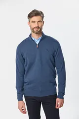 Buzo liso de punto fino en hilo de algodón color azul marino, con cuello alto y cierre frontal parcial con detalle de tirador de cuero.