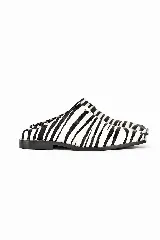 Zueco Albani de cuero con estampado animal print de cebra, punta cuadrada y sutil detalle metálico lateral.