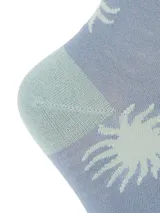 Medias de largo medio confeccionadas en fibra de bambú, color azul denim con estampado de soles en color celeste claro. Presentan borde superior con terminación ondulada y logo de la marca.
