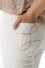 Pantalón de jean azul oscuro, de corte recto, con bolsillos delanteros y traseros.