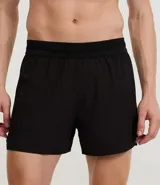 Bermuda deportiva masculina de microfibra, color negro, con corte running y perforaciones. Posee cintura elástica con cordón ajustable.