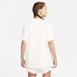 Remera oversize de algodón blanco hueso, con cuello redondo y mangas cortas. Presenta el logotipo de Nike Swoosh acompañado de la palabra 'AIR' en el pecho.