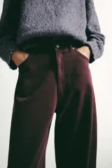 Jeans de tiro medio con corte ballon fit, cinco bolsillos y cierre frontal con cremallera y botón metálico.