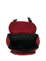 Mochila de poliéster color bordó con detalles en cuero sintético negro. Presenta solapa con correas decorativas y broches imantados, cierre principal con cremallera, bolsillo frontal con cierre, asa superior y correas ajustables.