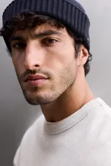 Sudadera negra de entrenamiento relaxed fit confeccionada en tejido de algodón con interior rizo, cuello redondo, manga larga y acabados en rib.