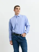 Camisa de vestir Harrington Label de corte clásico, color blanco, con cuello italiano y cierre frontal de botones.