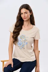 Remera beige de manga corta con cuello redondo, confeccionada en algodón con un diseño delantero que combina estampa floral y detalles bordados.