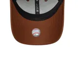 Gorra marrón con logo de los New York Yankees bordado en blanco en el frente. Parte trasera de malla y visera curva.